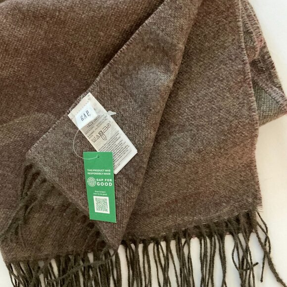 GAP Women's Scarf Wrap with 3 1/2" Fringe NWT - Picture 3 of 6